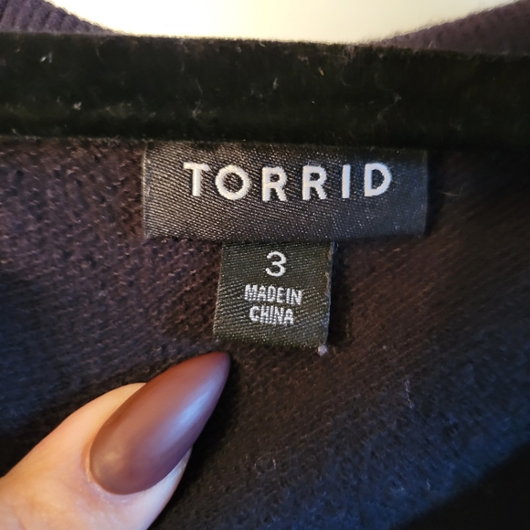 TORRID black distressed cold shoulder sweater size 3 - Picture 2 of 2